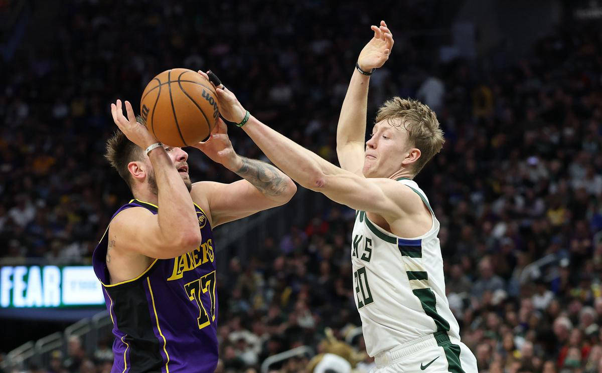 包含雄鹿主场大胜活塞,止两连败的词条 包含雄鹿主场大胜活塞,止两连败的词条