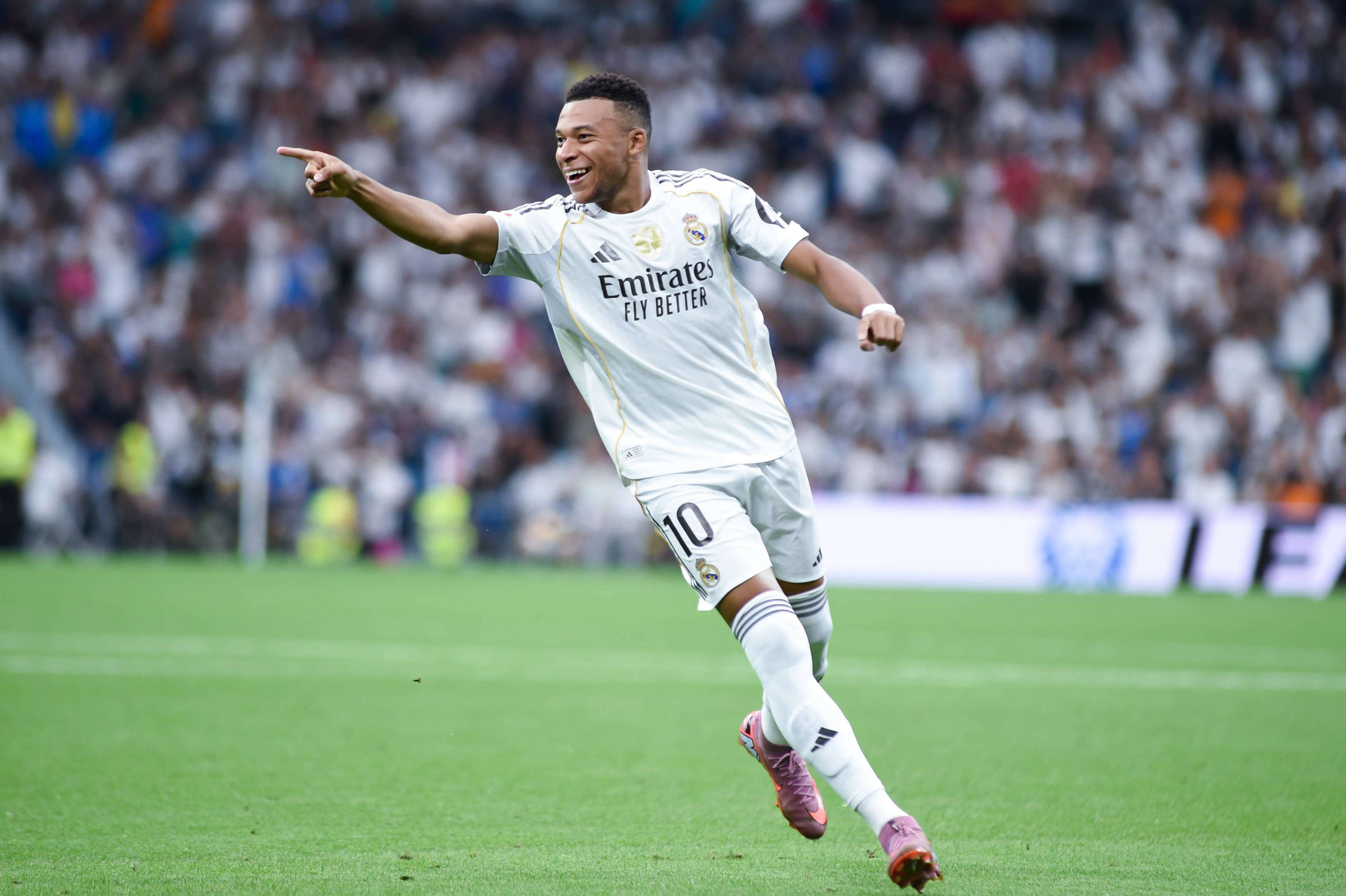 关于皇马2-1逆转赫罗纳,C罗梅开二度领衔球队保持不败的信息 关于皇马2-1逆转赫罗纳,C罗梅开二度领衔球队保持不败的信息