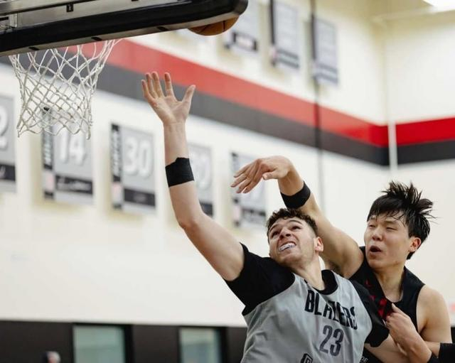 星空体育官网入口-开拓者球员在家持续训练，保持状态