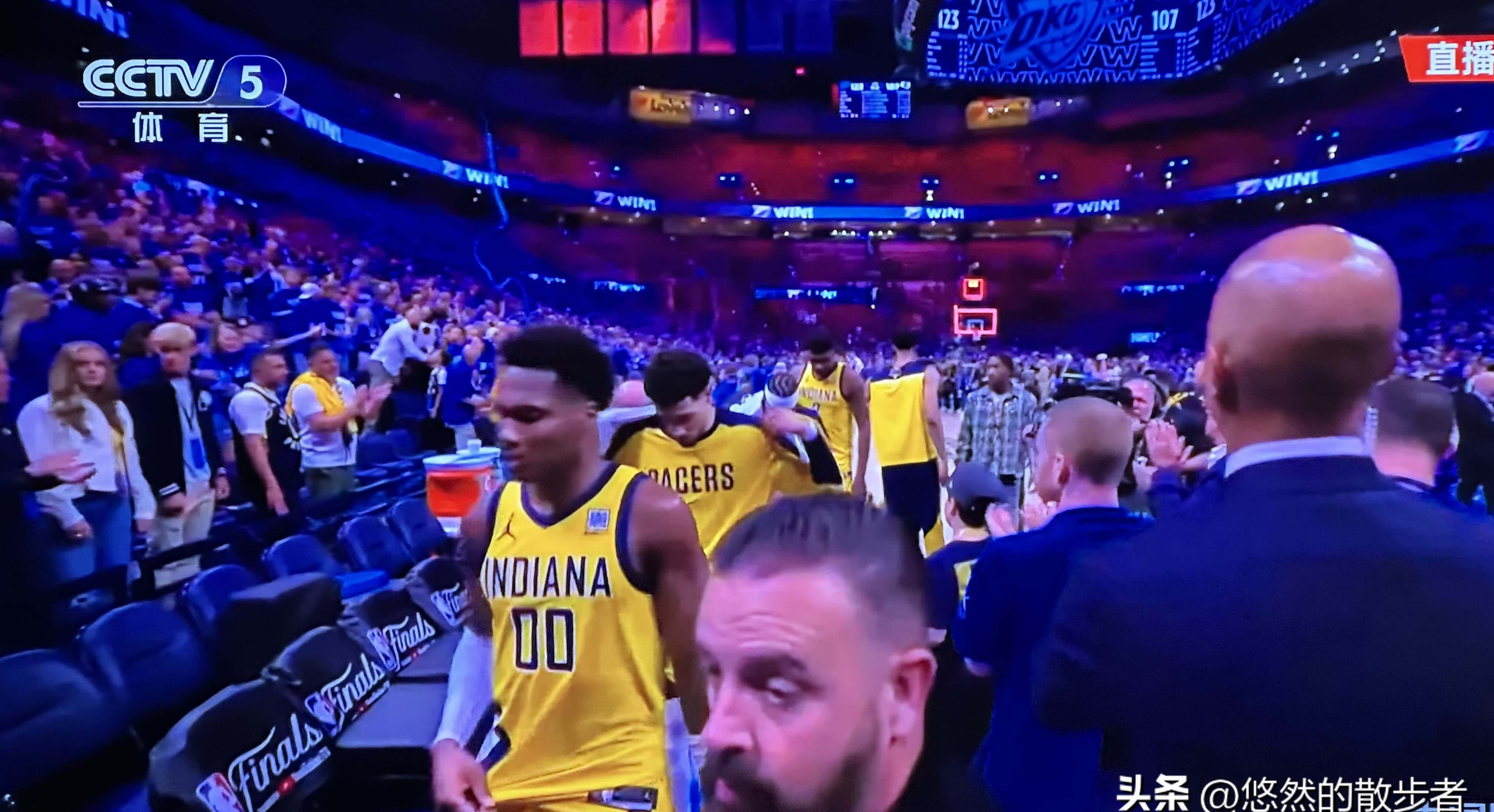 国王击败雷霆,霍姆斯贡献关键一球。 国王击败雷霆,霍姆斯贡献关键一球。