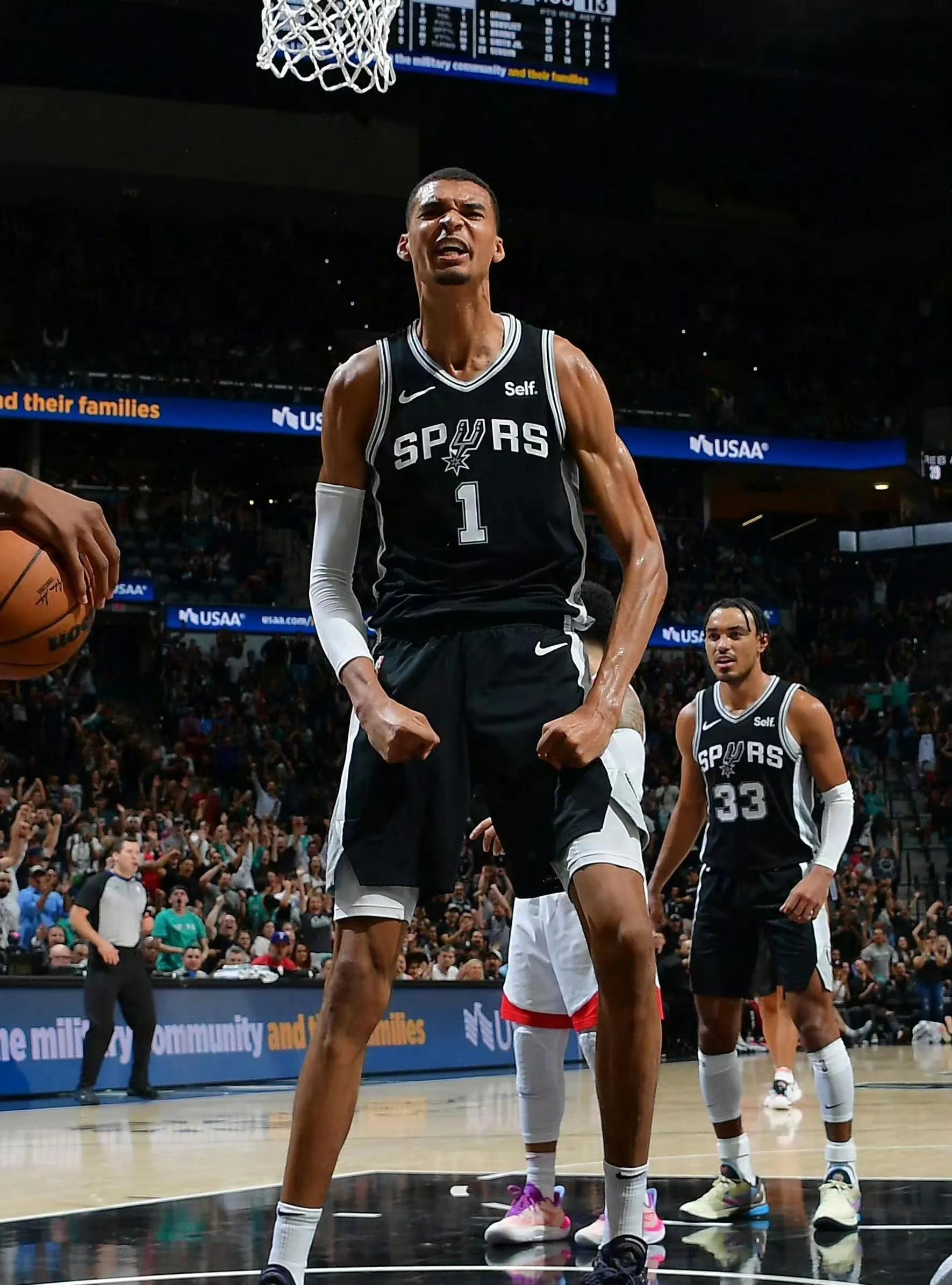 星空体育网站入口-马刺全队表现出色，斩获胜利