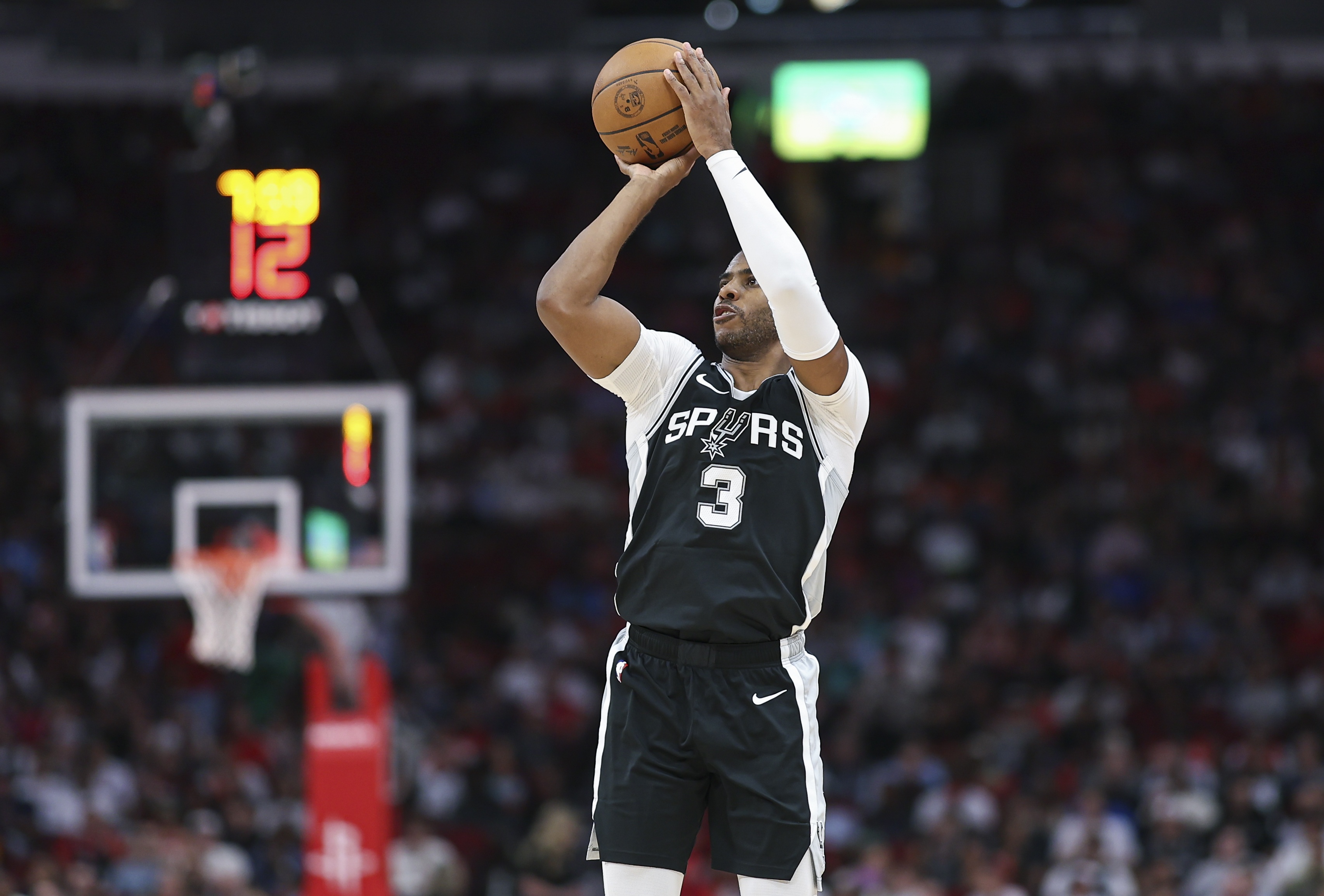 马刺全队表现出色，斩获胜利