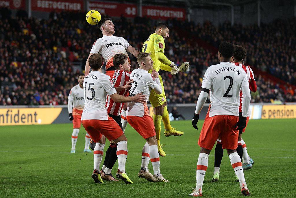 沙尔克取得关键胜利，球队士气高昂的简单介绍